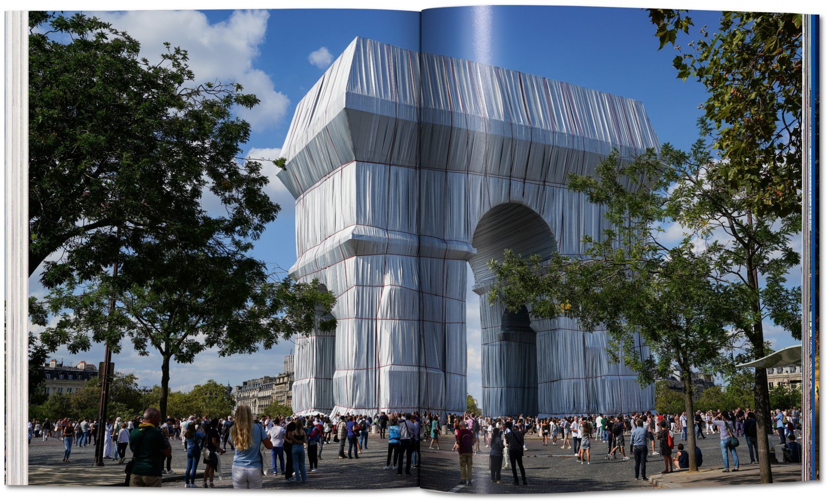 Christo and Jeanne-Claude. L’Arc de Triomphe. Wrapped